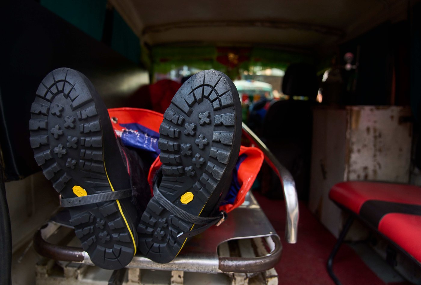 Rescuers in Nepal search for climbers' bodies in an avalanche | iNFOnews.ca