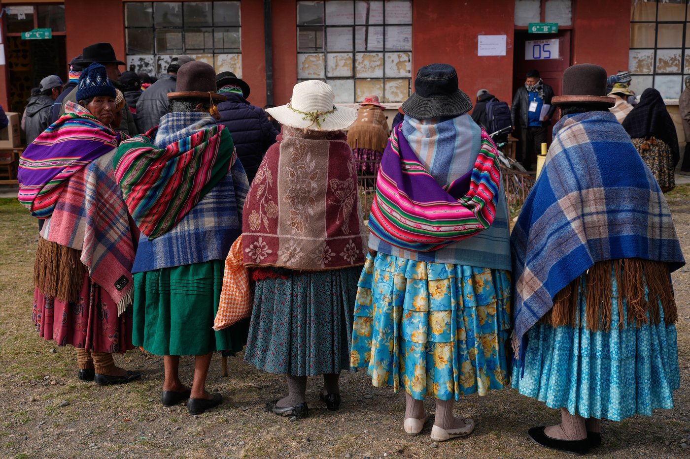 Bolivia holds a tight runoff as voters seek a president to lift them from crisis | iNFOnews.ca Bolivia holds a tight runoff as voters seek a president to lift them from crisis | iNFOnews.ca
