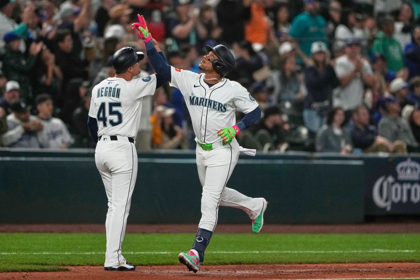 Kiké Hernandez hits go-ahead double in 9th to lift Dodgers past Mariners, 5-3 | iNFOnews.ca