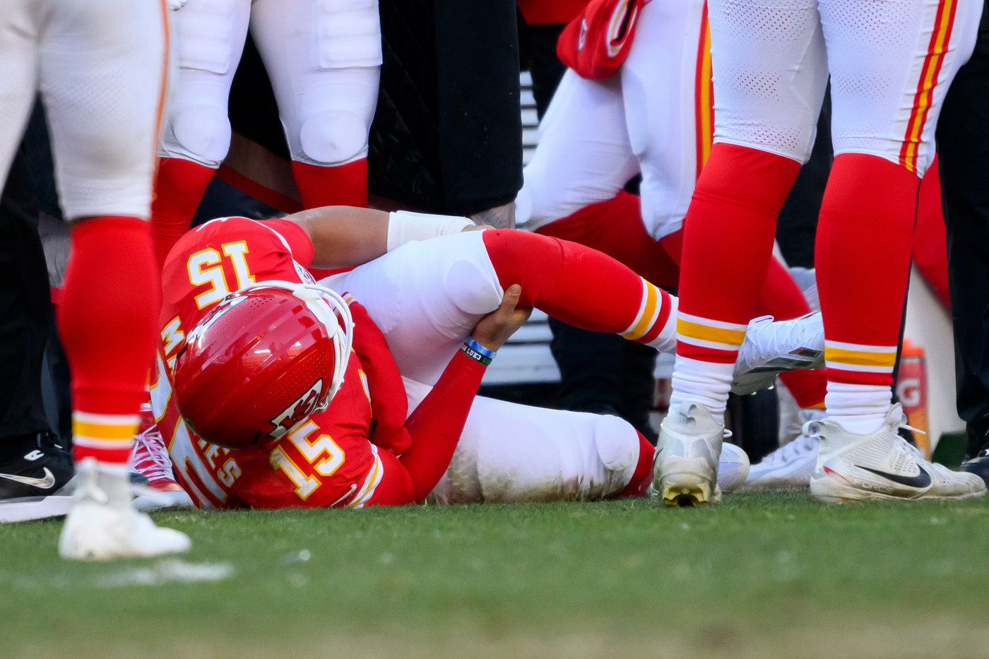 Patrick Mahomes suffers a torn ACL and Chiefs say he's considering surgical options | iNFOnews.ca Patrick Mahomes suffers a torn ACL and Chiefs say he's considering surgical options | iNFOnews.ca