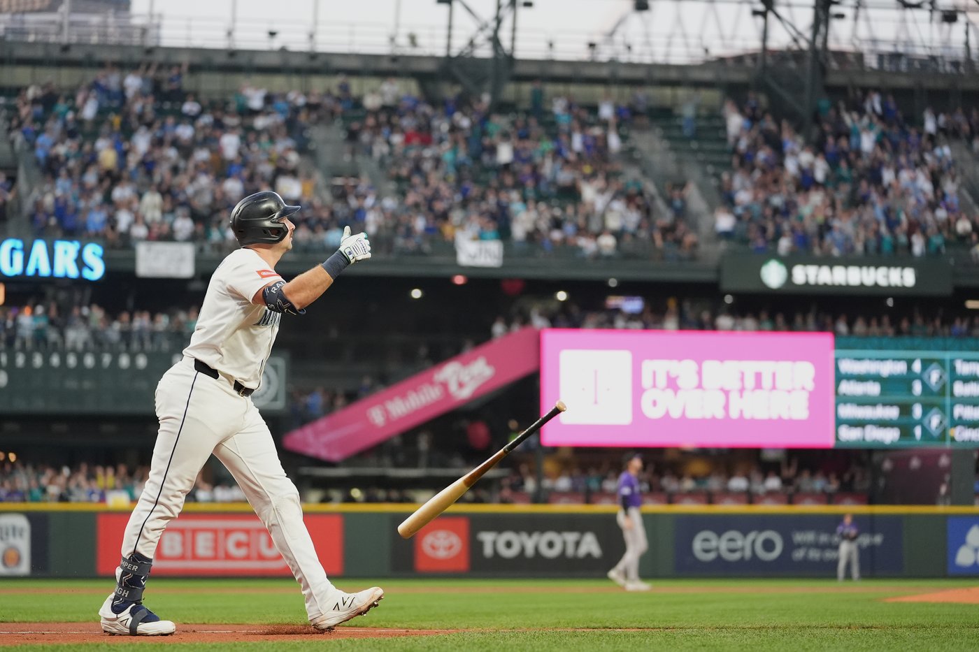 Cal Raleigh hits his 60th home run of the season, becoming the 7th MLB player to achieve the feat | iNFOnews.ca