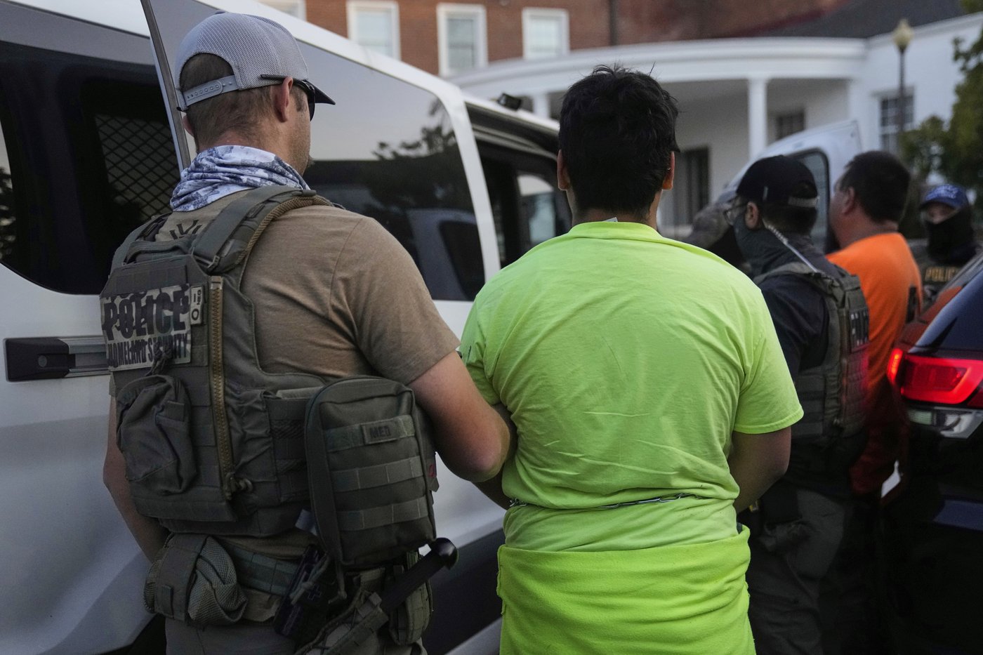 ICE arrests nearly 550 in Chicago area as part of 'Midway Blitz' | iNFOnews.ca