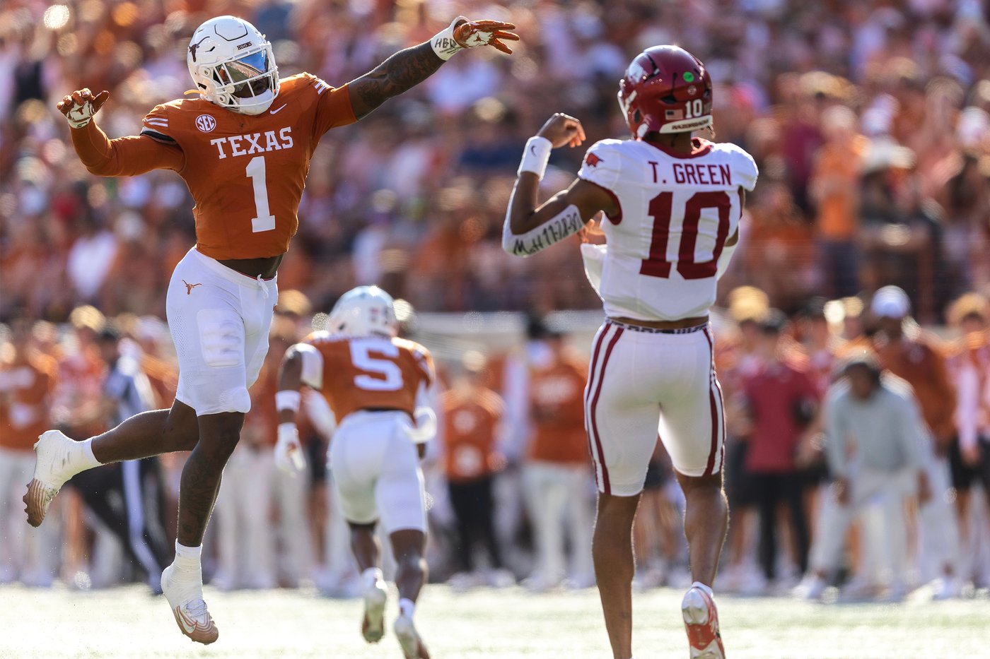 Arch Manning has 4 TDs passing, 1 rushing and 1 receiving as No. 17 Texas beats Arkansas 52-37 | iNFOnews.ca