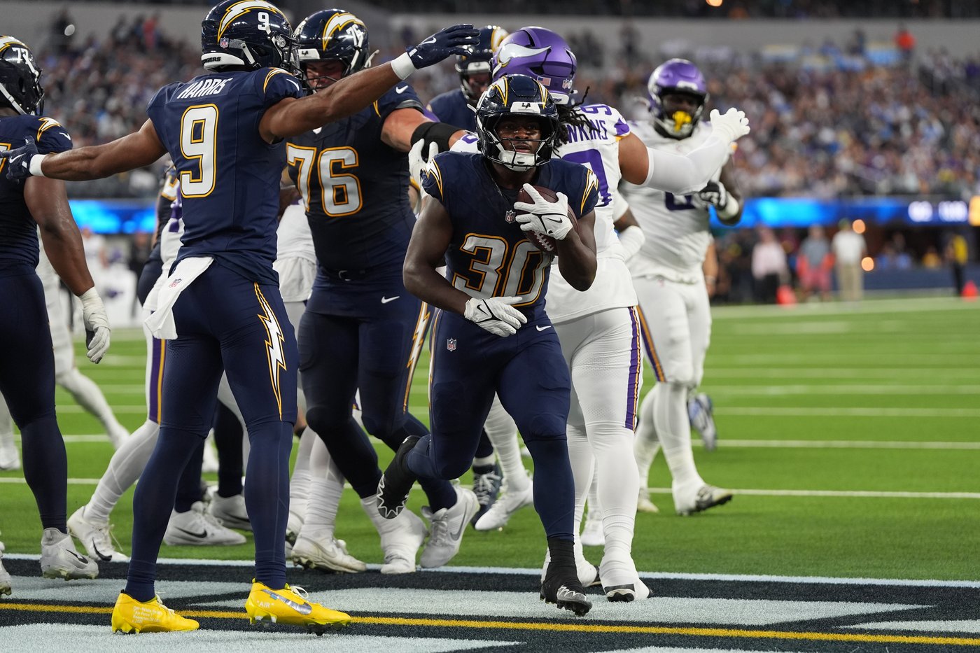 Chargers shake off another round of injuries, pick up needed win by routing Vikings | iNFOnews.ca Chargers shake off another round of injuries, pick up needed win by routing Vikings | iNFOnews.ca