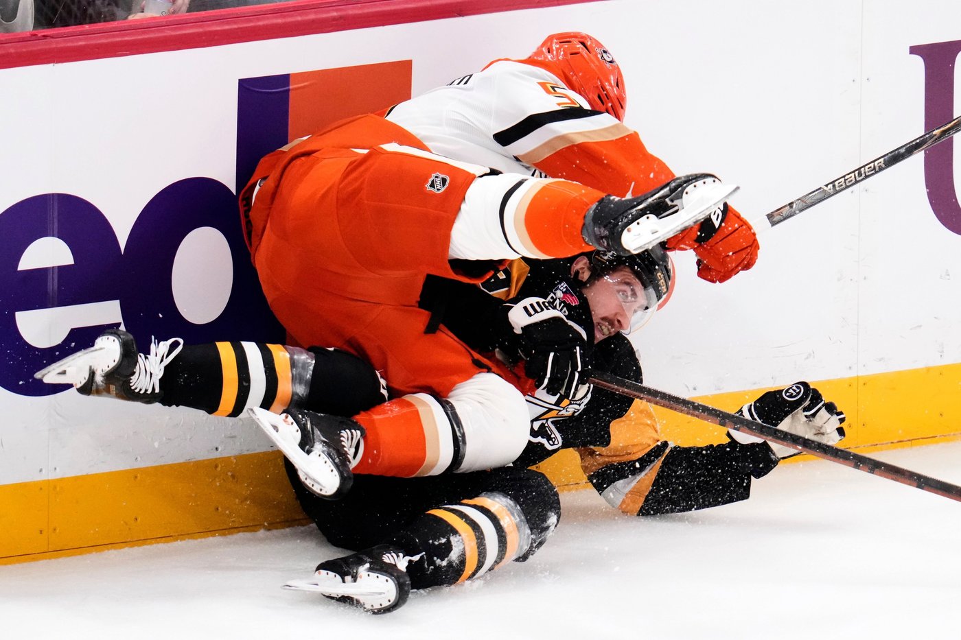 Beckett Sennecke beats the buzzer to force OT and Ducks win shootout to beat Penguins 4-3 | iNFOnews.ca