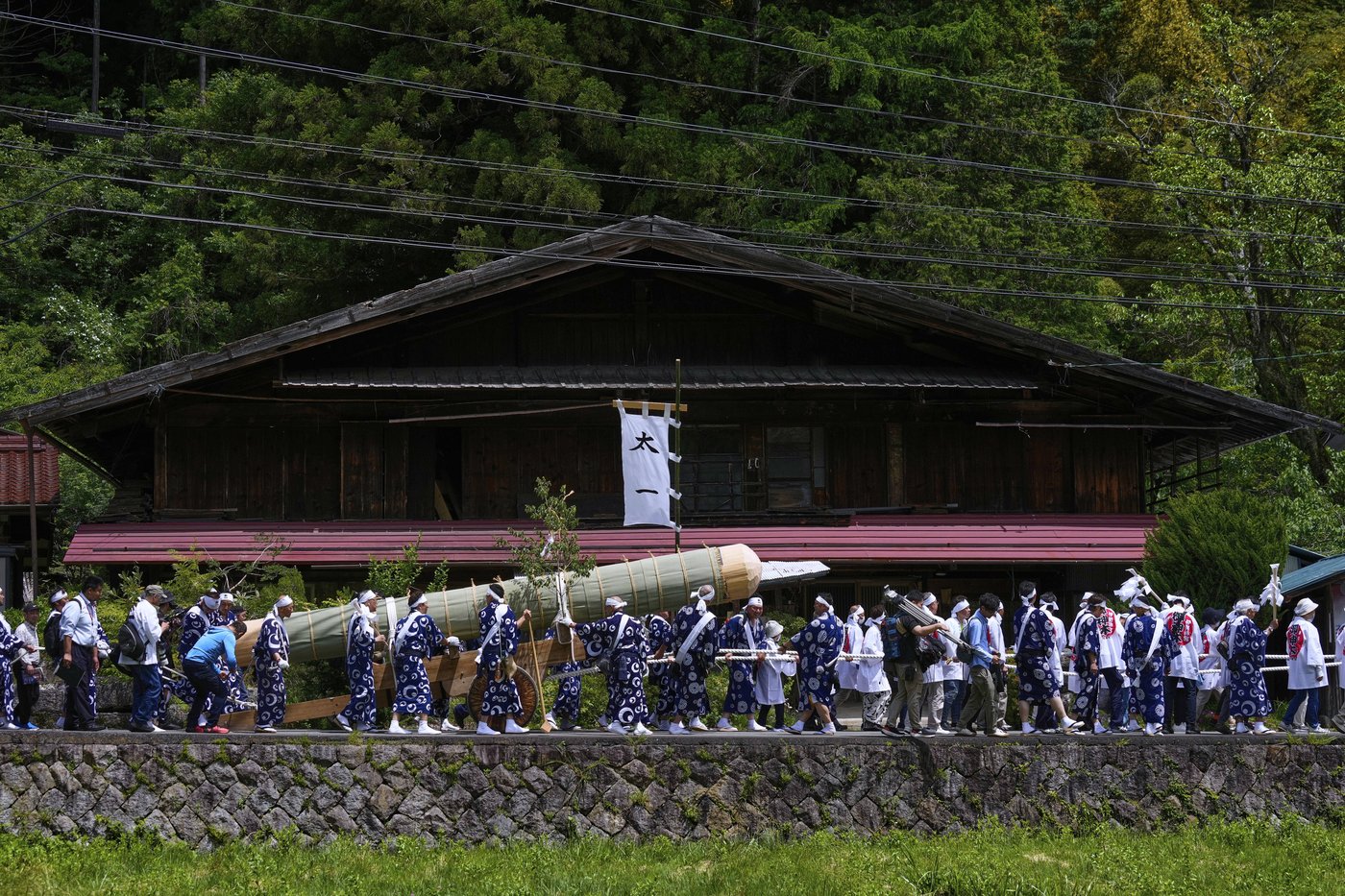 Photos show historic Japanese shrine that is torn down and rebuilt every 20 years | iNFOnews.ca