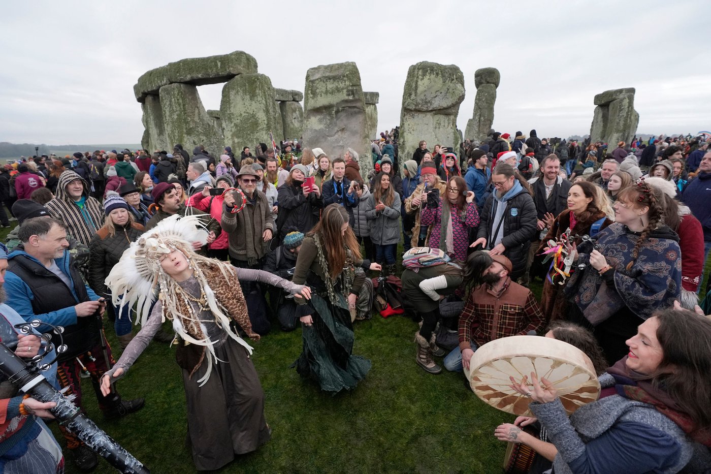 Thousands cheer as the sun rises on winter solstice at Stonehenge | iNFOnews.ca