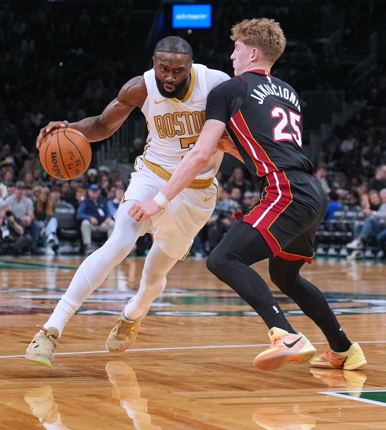 Derrick White scores season-high 33, hits nine 3s as Celtics pull away from Heat 129-116 | iNFOnews.ca