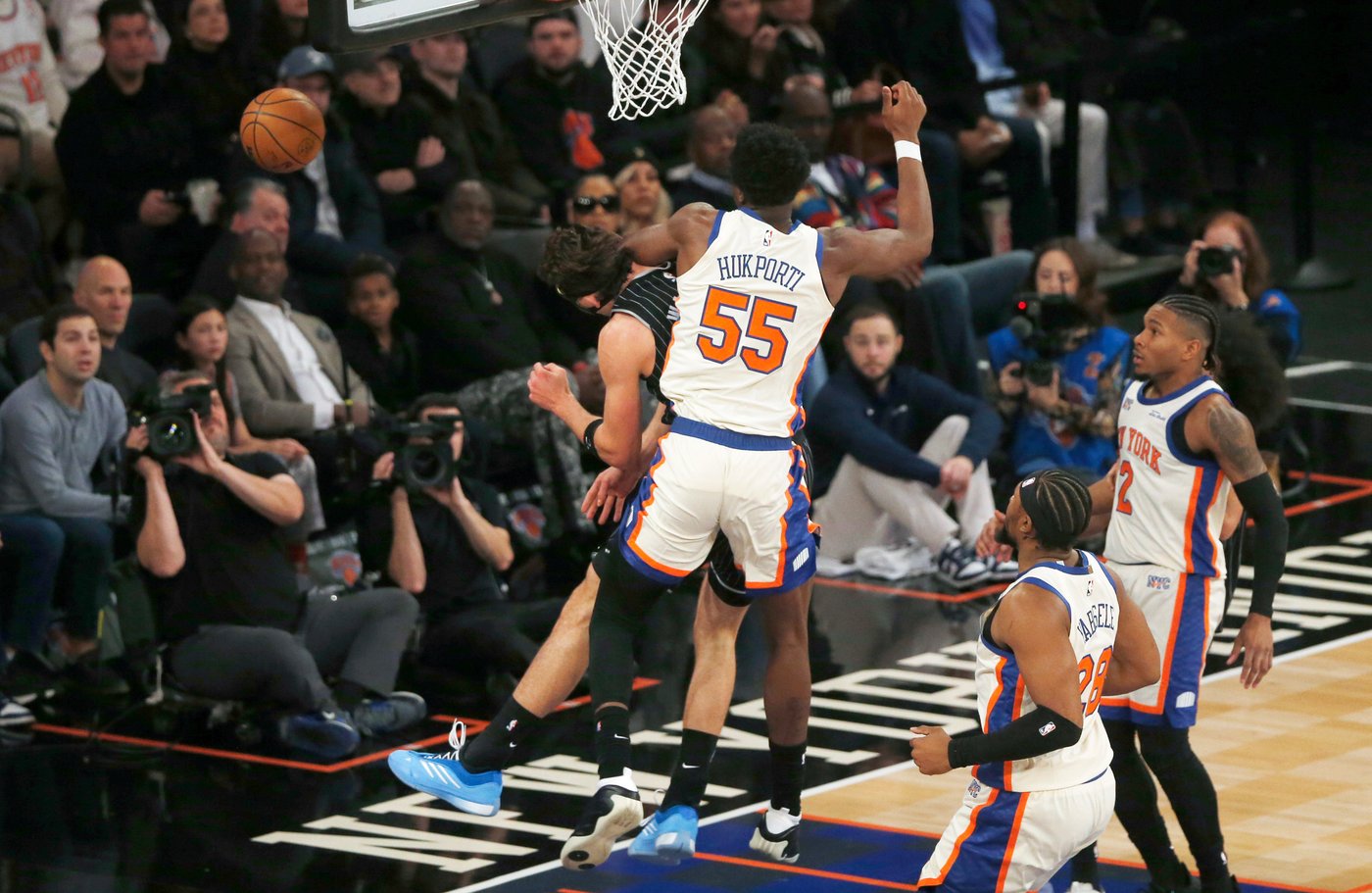 Magic forward Franz Wagner leaves game with lower left leg injury against Knicks | iNFOnews.ca Magic forward Franz Wagner leaves game with lower left leg injury against Knicks | iNFOnews.ca