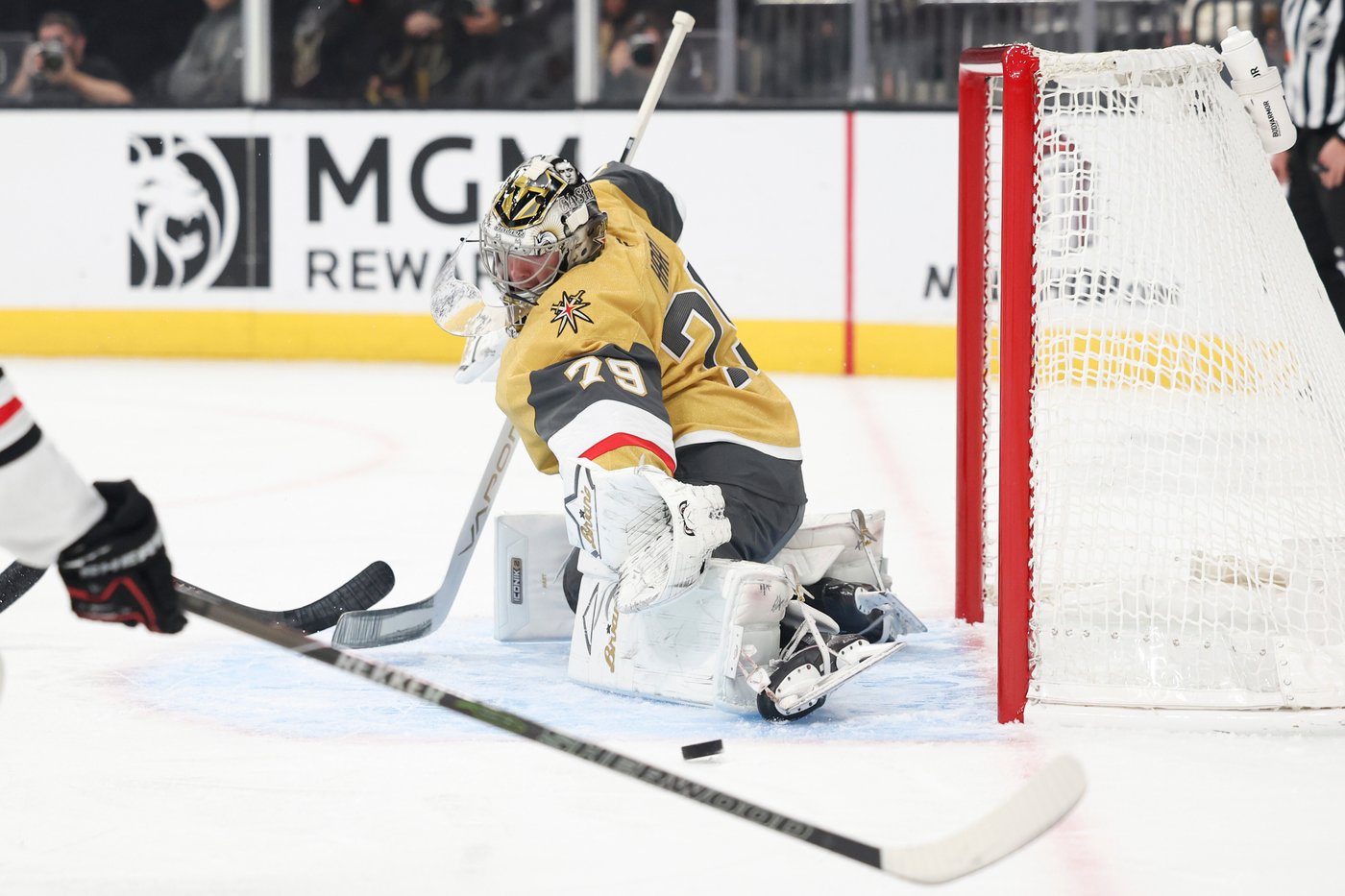 Carter Hart returns to NHL after nearly 2 years and receives warm welcome from Golden Knights fans | iNFOnews.ca