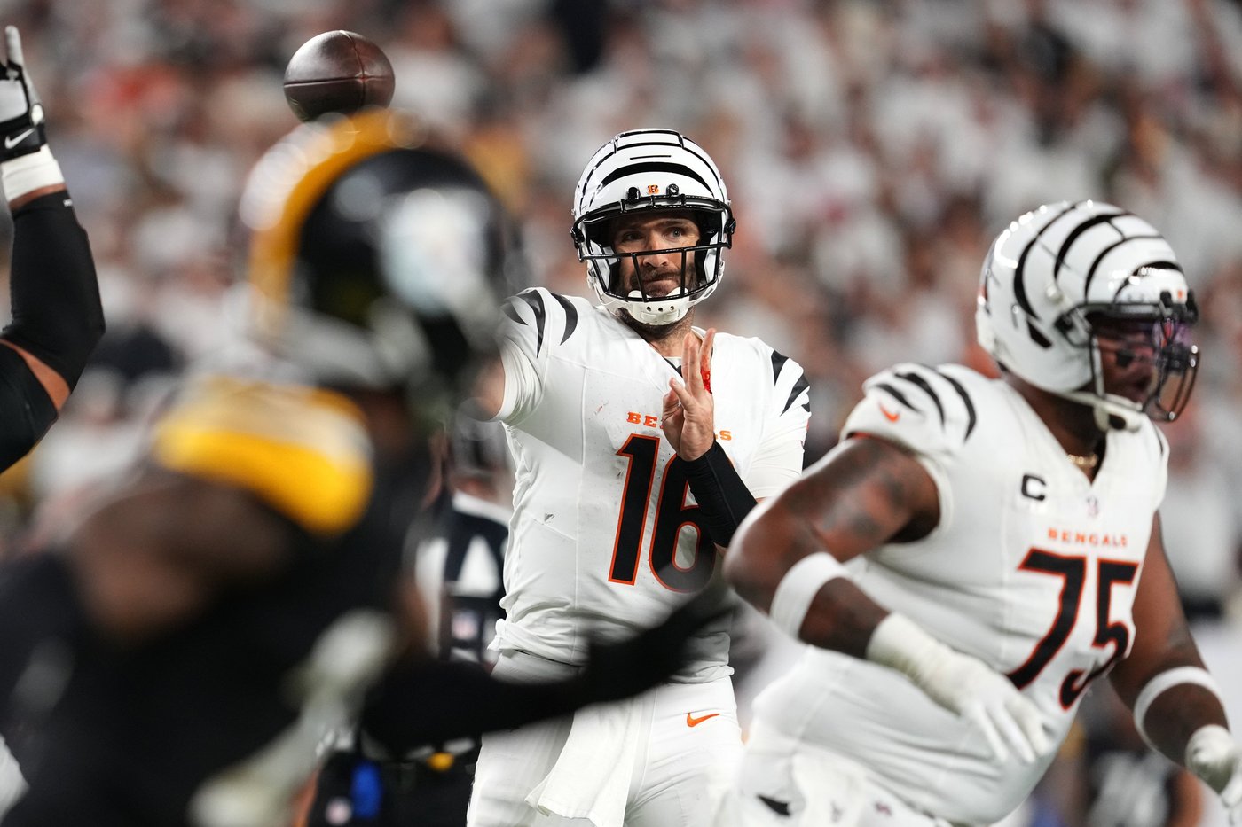 Flacco rallies Bengals past Rodgers and Steelers 33-31 in battle of 40-year-old QBs | iNFOnews.ca Flacco rallies Bengals past Rodgers and Steelers 33-31 in battle of 40-year-old QBs | iNFOnews.ca