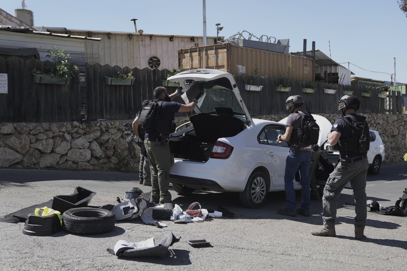 2 people are stabbed at a hotel outside Jerusalem. Israeli police say it's a militant attack | iNFOnews.ca