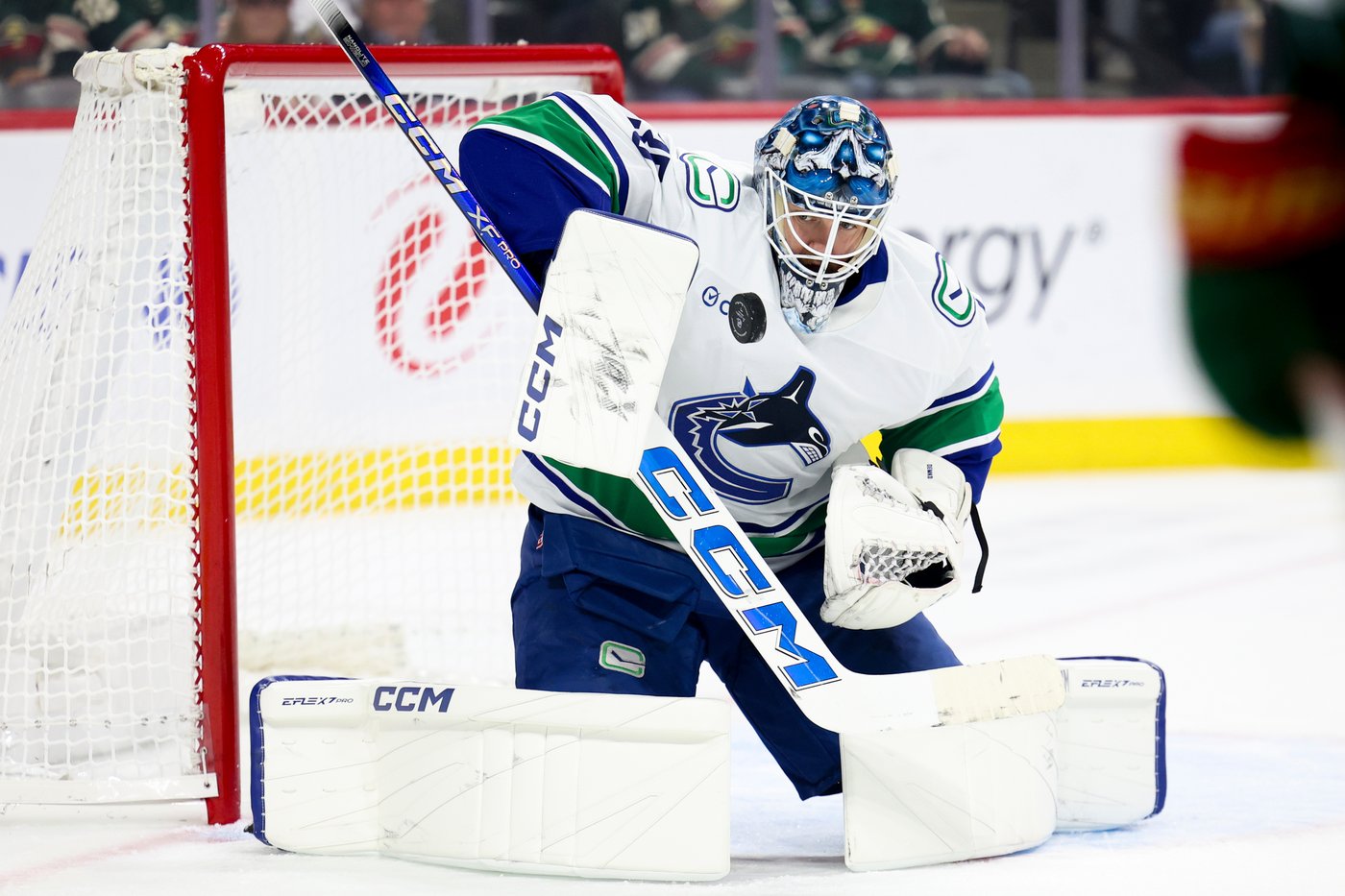 Vancouver Canucks goalie Thatcher Demko leaves game against Winnipeg Jets | iNFOnews.ca