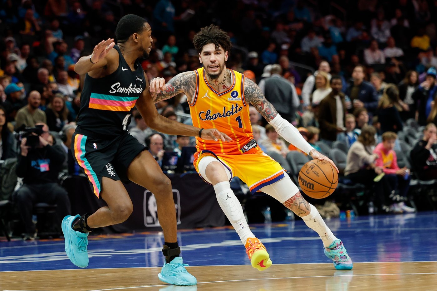 Brandon Miller scores 26 as surging Hornets beat Spurs 111-106 to push win streak to 6 games | iNFOnews.ca