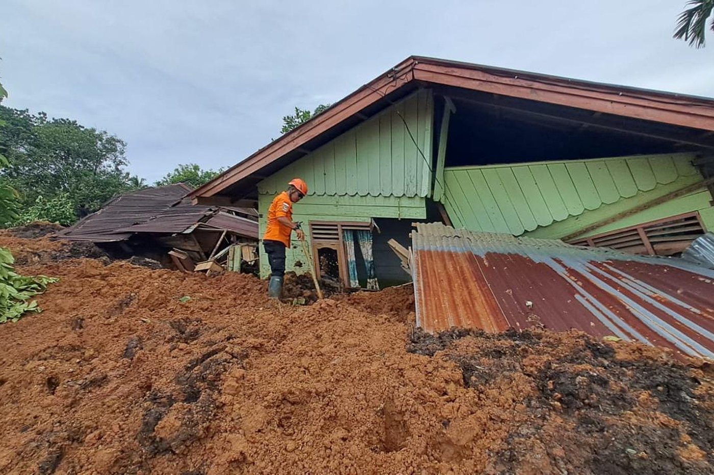 Death toll from floods and landslides on Indonesia's Sumatra island rises to 248, authorities say | iNFOnews.ca