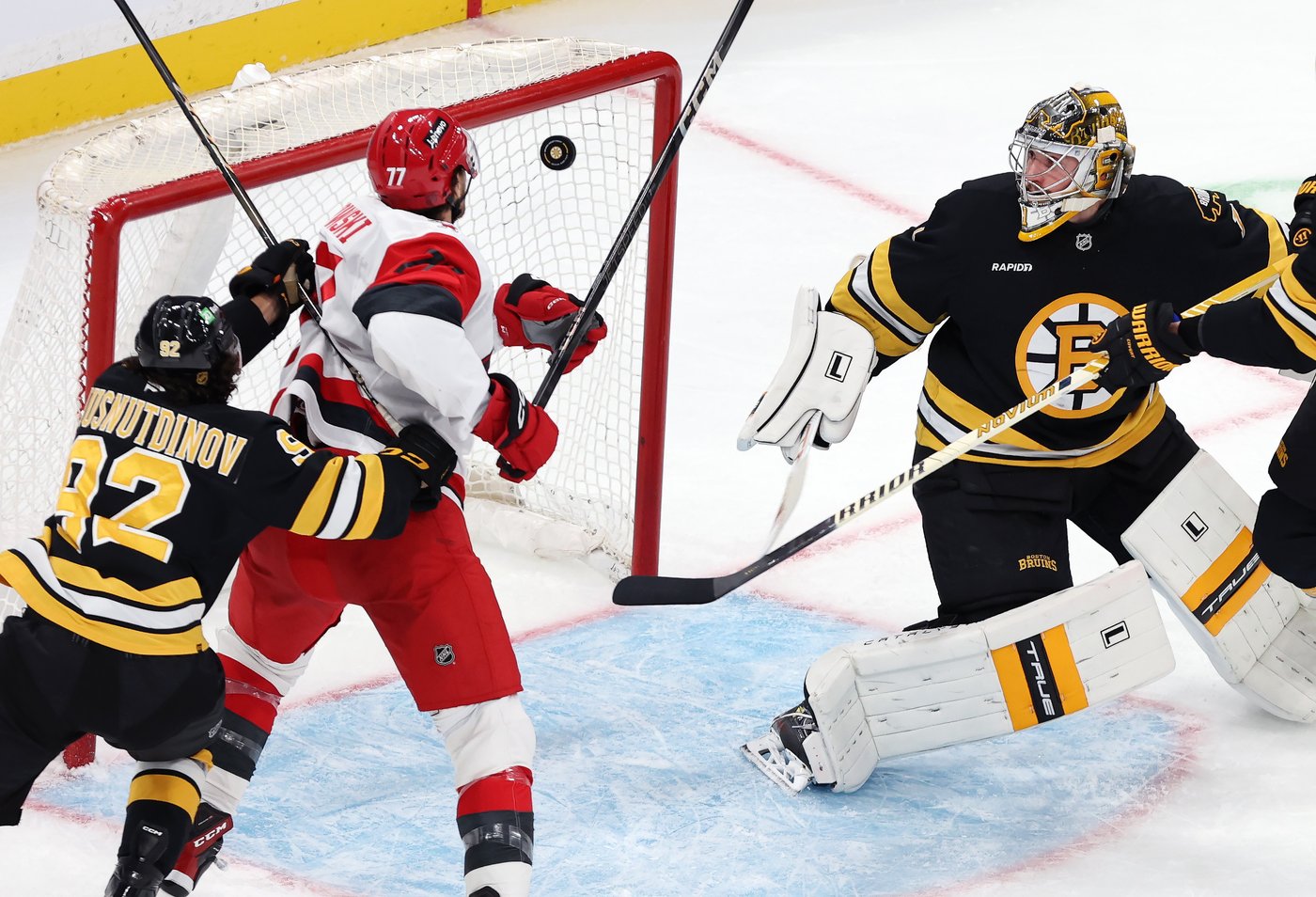 Bruins extend win streak to 3 with 2-1 victory over the Hurricanes | iNFOnews.ca