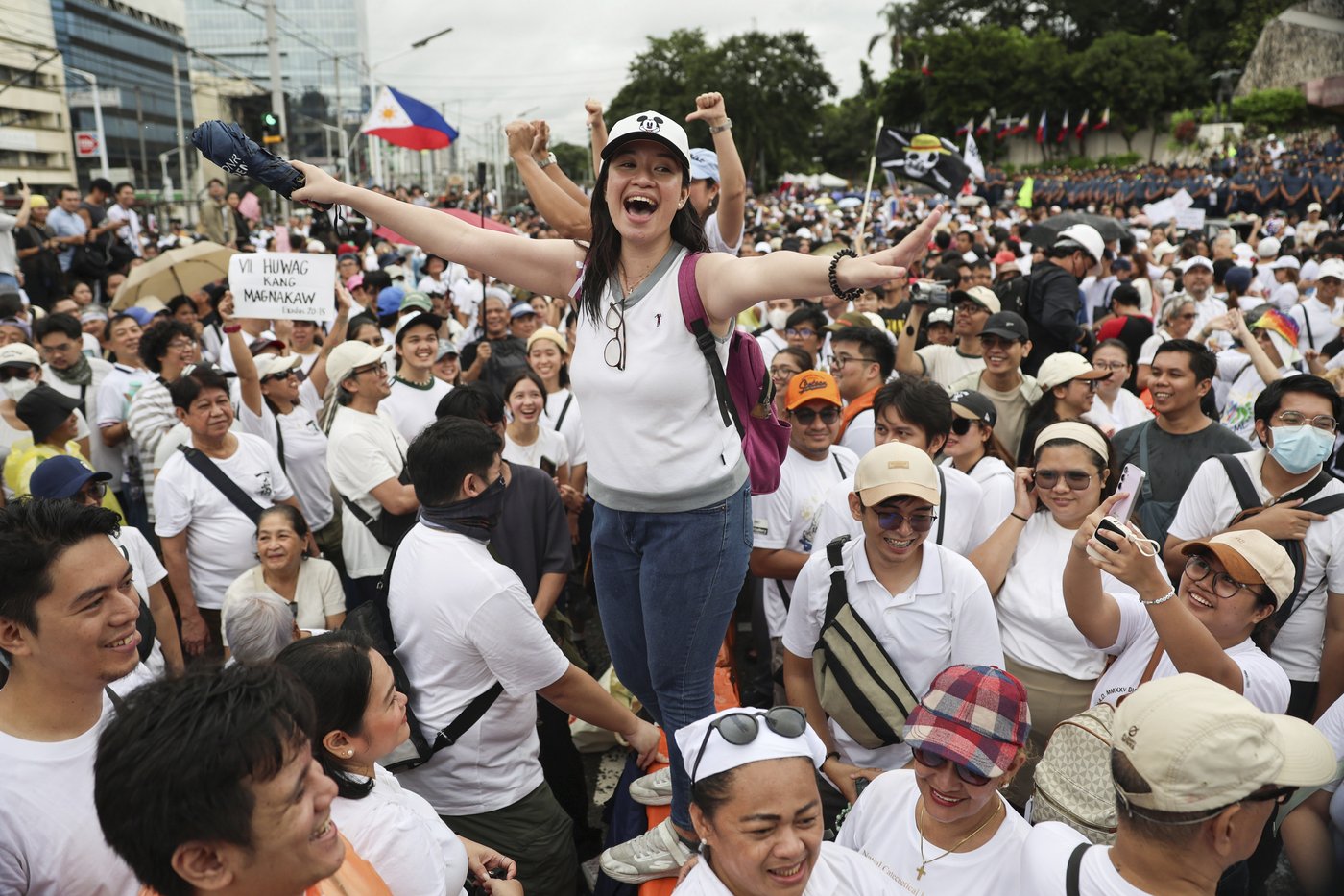 Philippine police arrested dozens after a violent clash near presidential palace, in photos | iNFOnews.ca