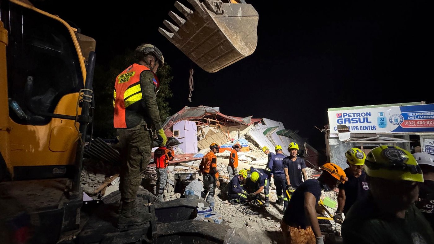 Photos show the destruction and rescue efforts after an earthquake in the Philippines | iNFOnews.ca