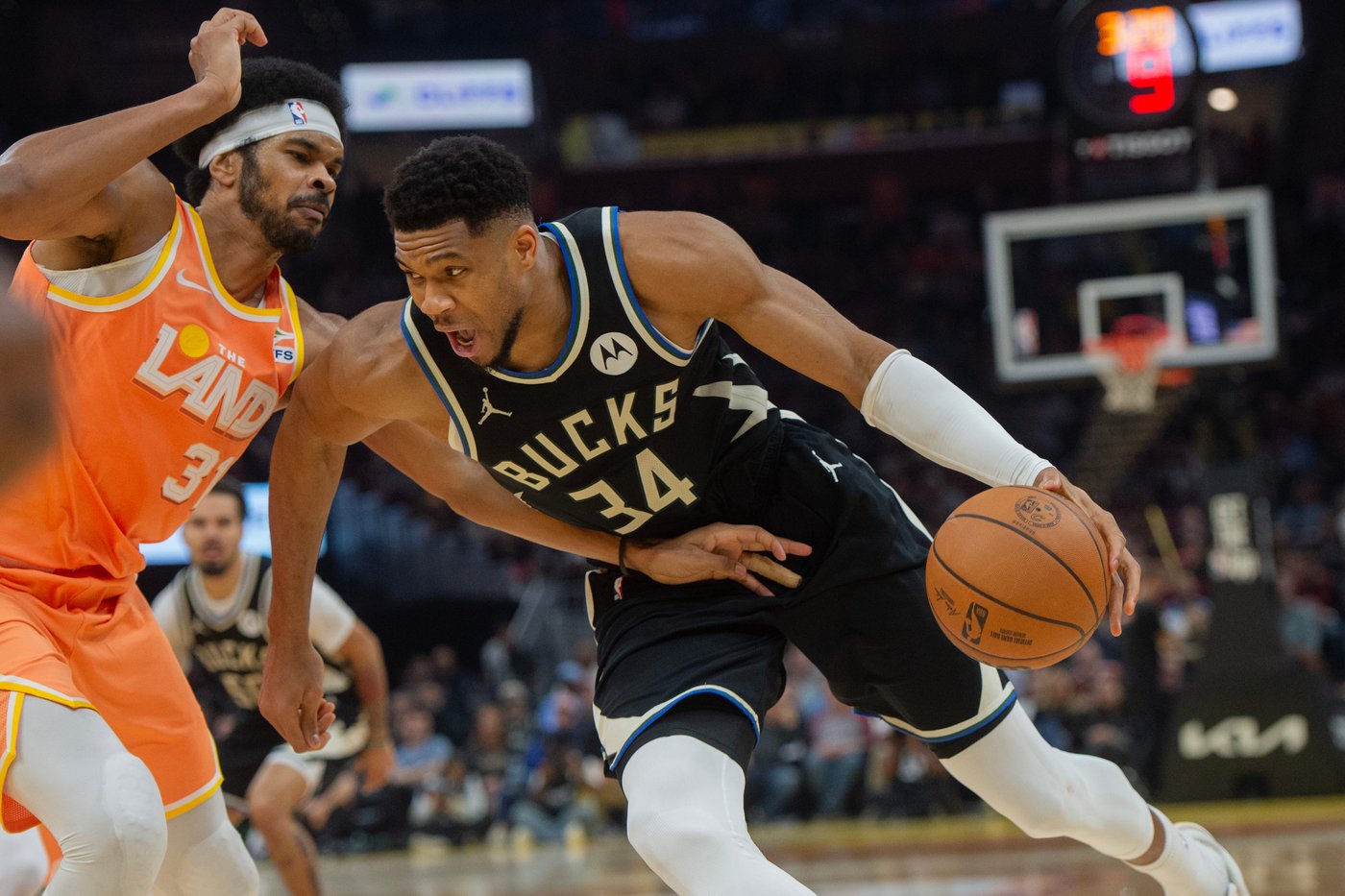 Bucks' Giannis Antetokounmpo leaves game early vs. Cavaliers due to a left groin strain | iNFOnews.ca