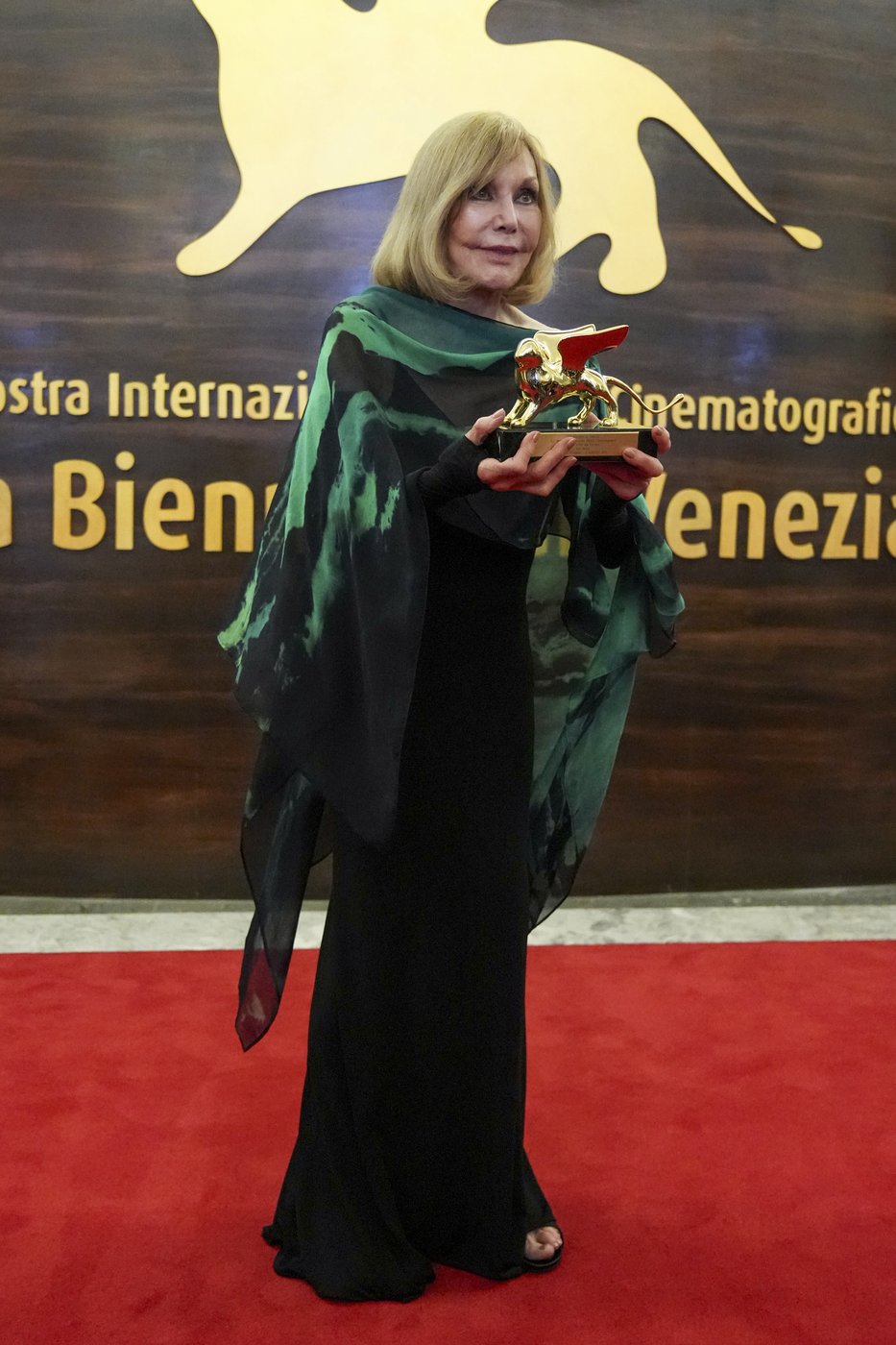 Kim Novak's emotional return to the spotlight at Venice Film Festival | iNFOnews.ca Kim Novak's emotional return to the spotlight at Venice Film Festival | iNFOnews.ca