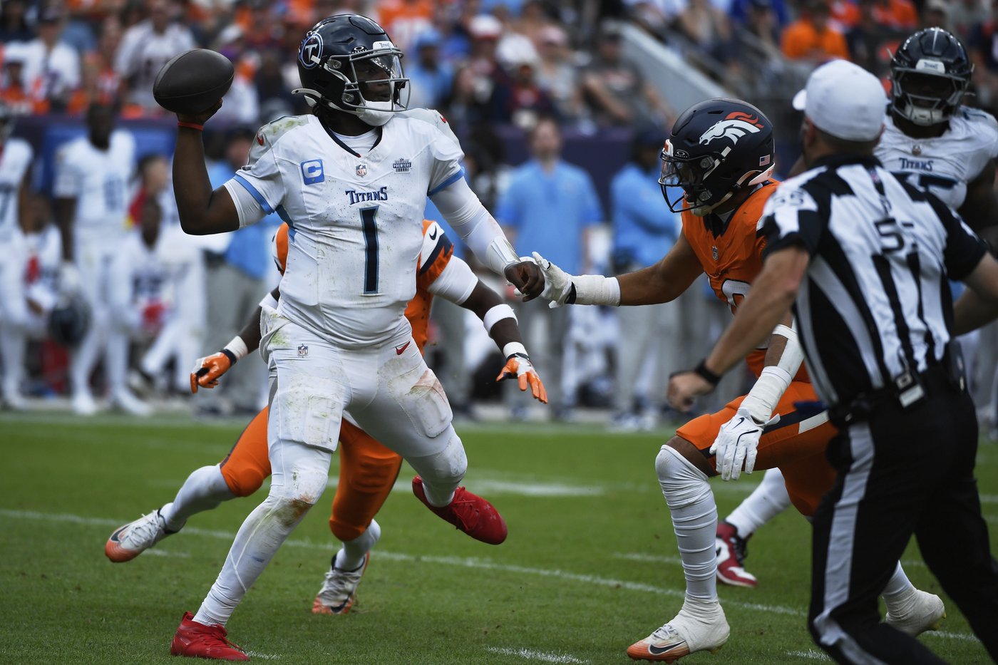 Denver's defense swarms top overall draft pick as Titans' Cam Ward loses NFL debut | iNFOnews.ca