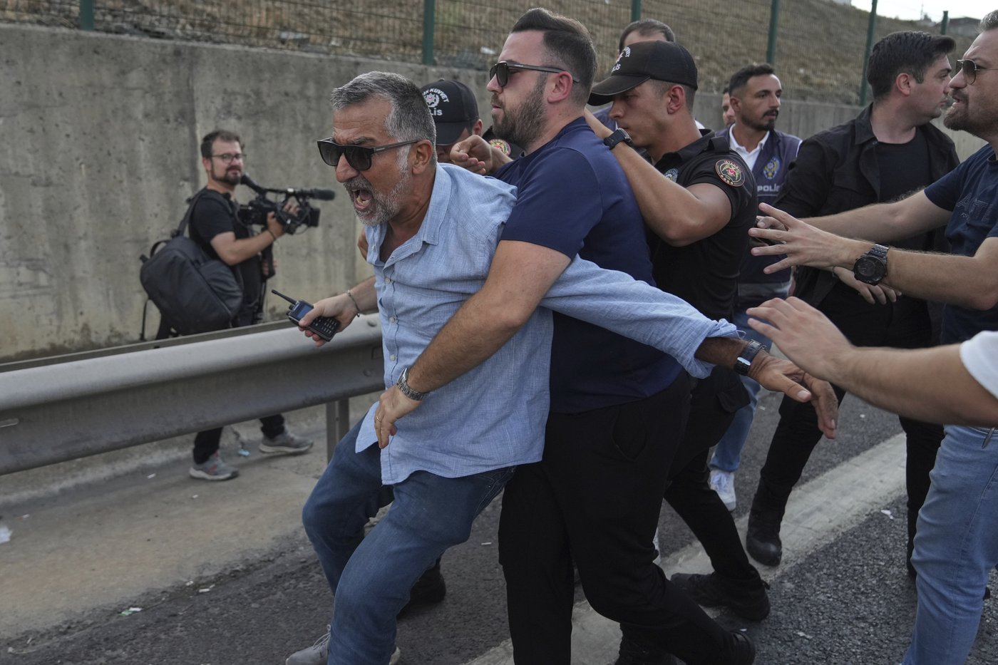 Police use pepper spray at opposition's Istanbul offices as court-appointed leadership arrives | iNFOnews.ca Police use pepper spray at opposition's Istanbul offices as court-appointed leadership arrives | iNFOnews.ca