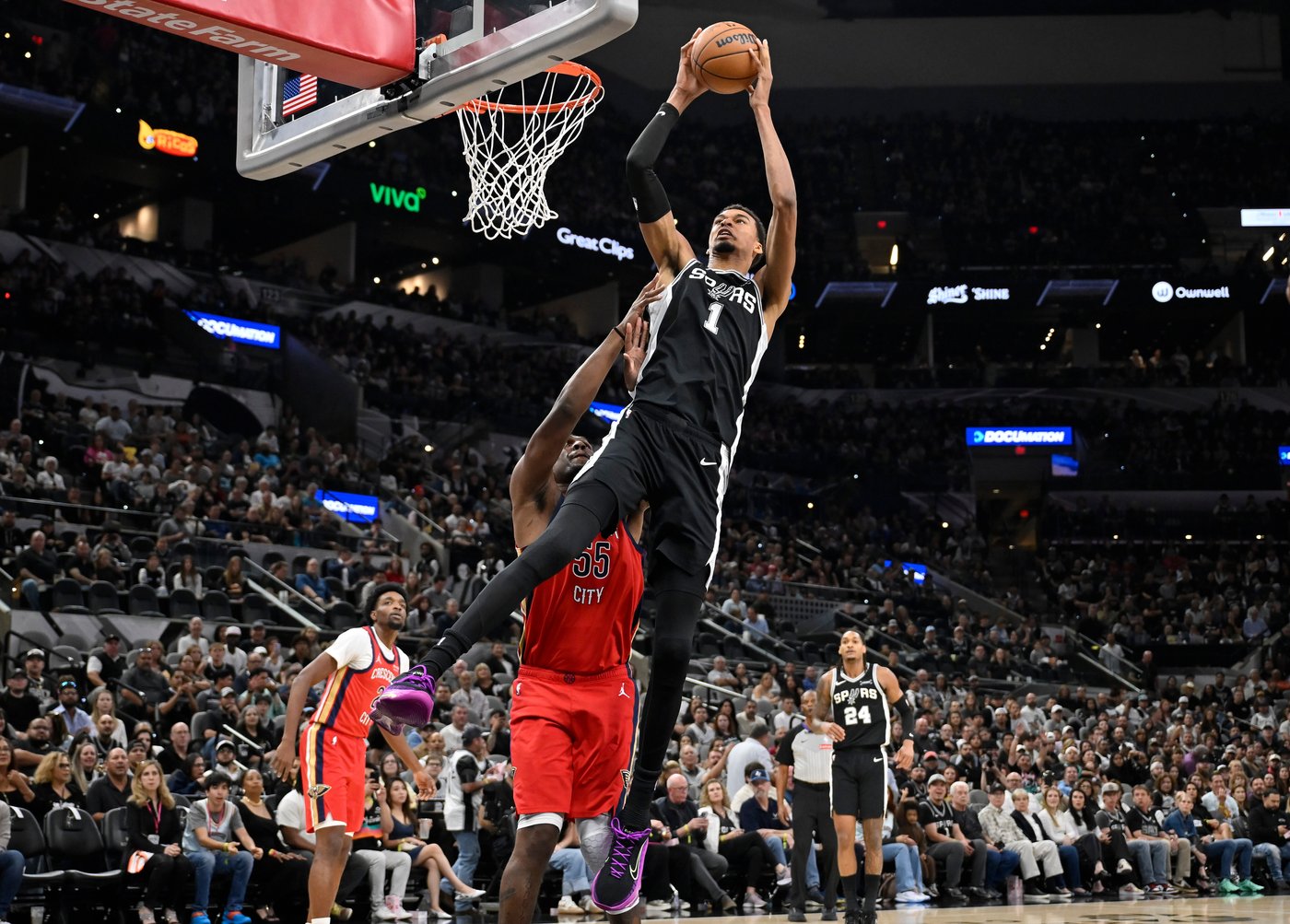 Fox scores 24 points in season debut, Wembanyama has 18 points, 18 rebounds as Spurs top Pelicans | iNFOnews.ca
