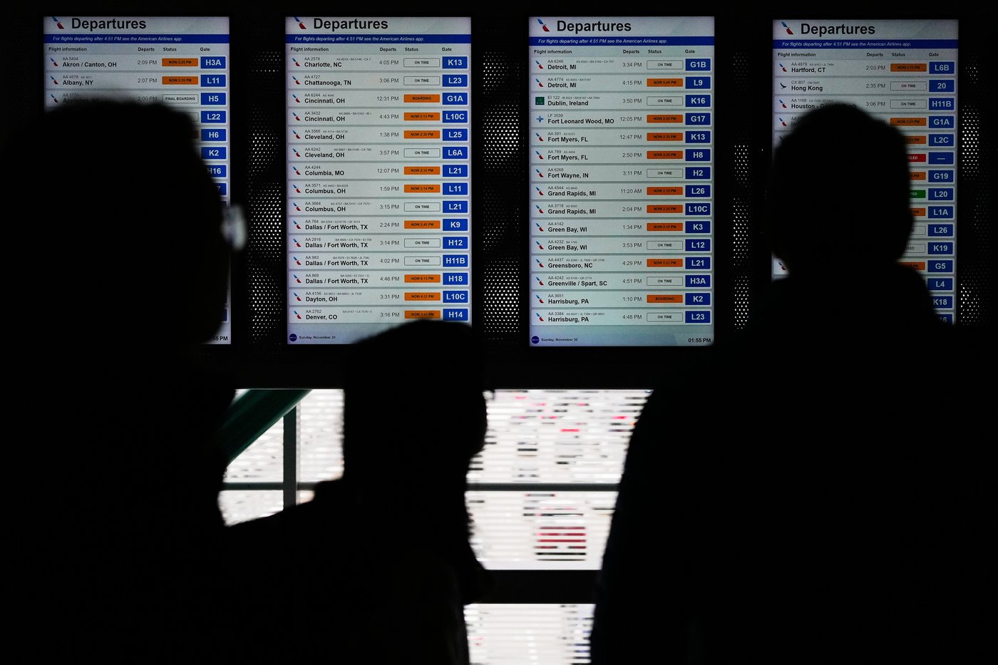 Post-Thanksgiving travelers in Chicago see flights canceled and delayed after winter storm | iNFOnews.ca