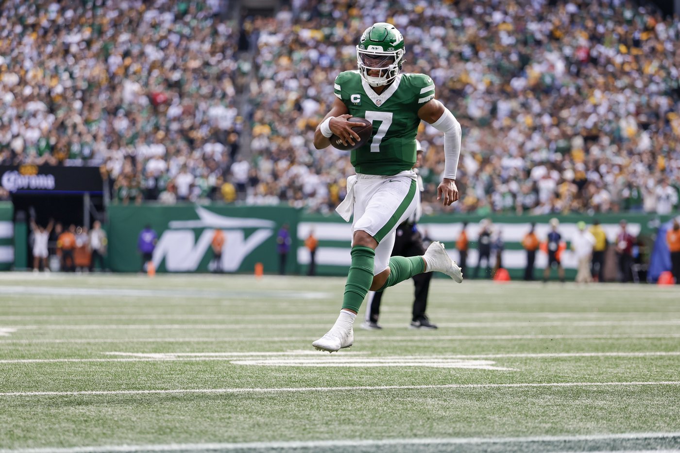 Aaron Rodgers throws 4 TD passes in his Steelers debut, leads 34-32 comeback win over Jets | iNFOnews.ca Aaron Rodgers throws 4 TD passes in his Steelers debut, leads 34-32 comeback win over Jets | iNFOnews.ca