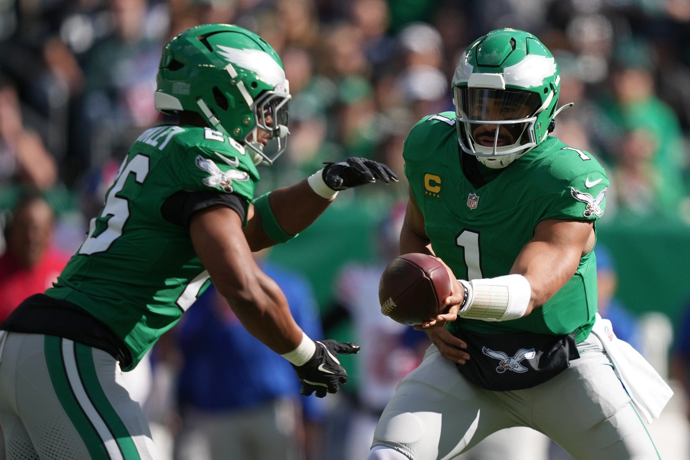 Saquon Barkley breaks out with 150 yards before hurting groin as Eagles pound Giants 38-20 | iNFOnews.ca Saquon Barkley breaks out with 150 yards before hurting groin as Eagles pound Giants 38-20 | iNFOnews.ca