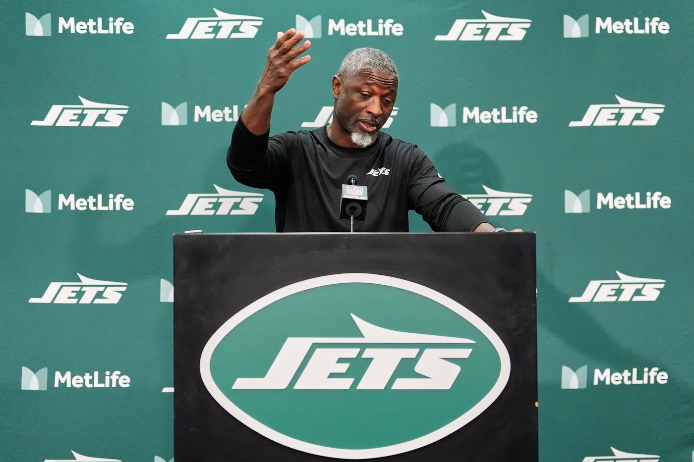 Aaron Glenn takes a defiant stance with reporters on discussing Jets players' injuries | iNFOnews.ca