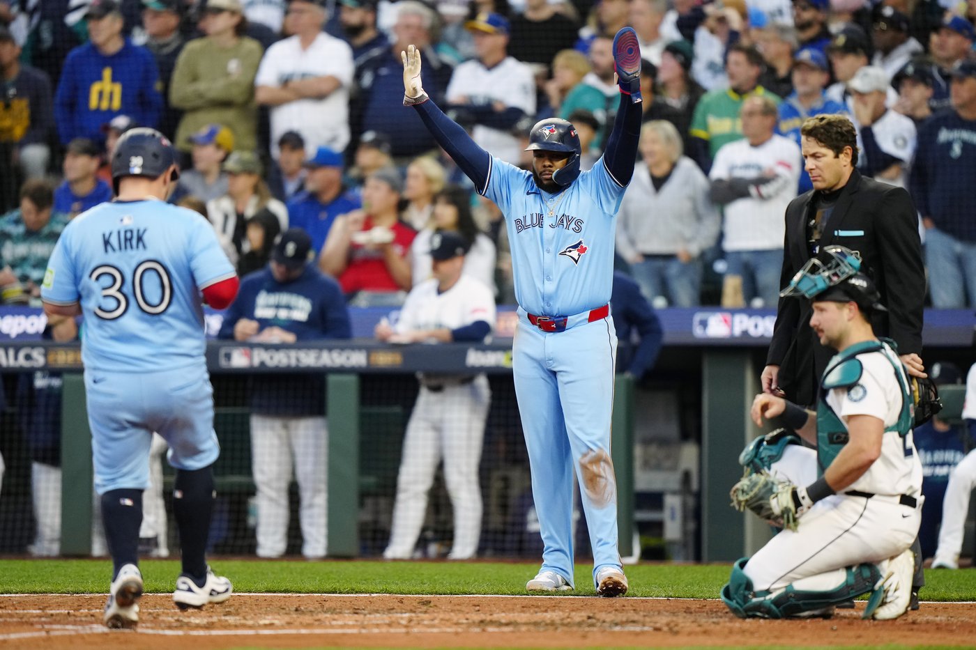 Photo Gallery: Blue Jays cruise to 13-4 Game 3 win in ALCS | iNFOnews.ca