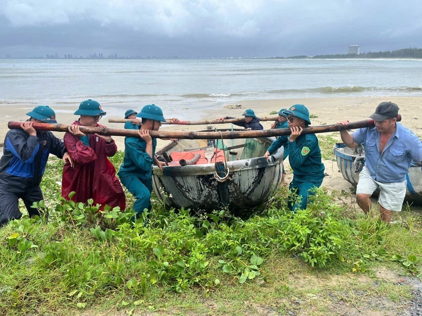 Vietnam evacuates thousands and shuts airports as Typhoon Bualoi nears landfall | iNFOnews.ca