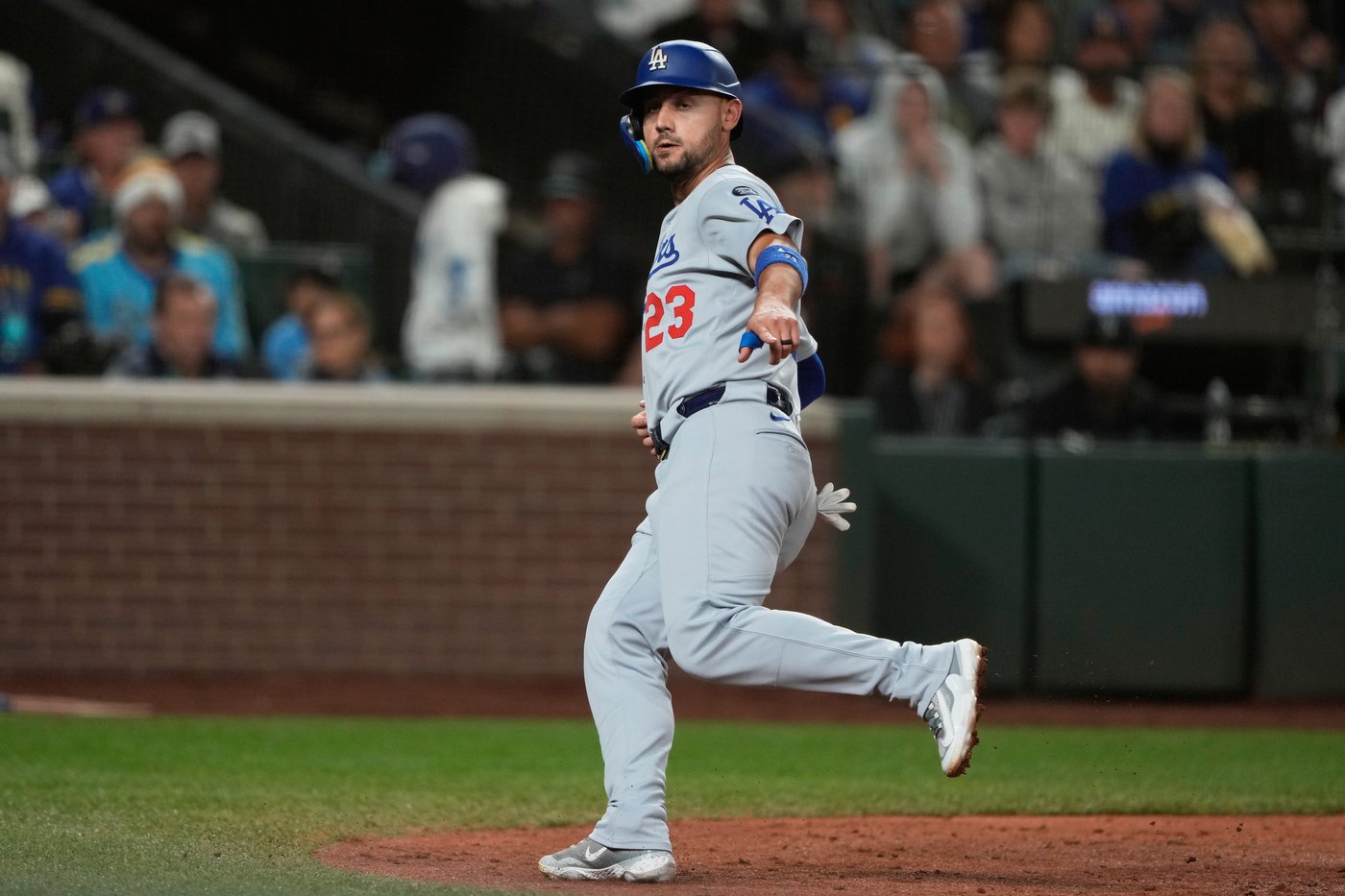 Kiké Hernandez hits go-ahead double in 9th to lift Dodgers past Mariners, 5-3 | iNFOnews.ca