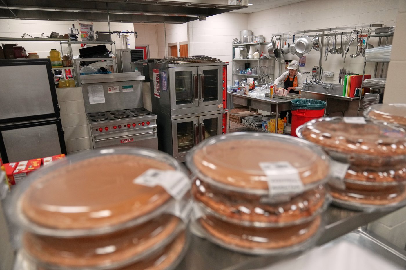 A cafeteria worker prepares a Thanksgiving meal to feed hundreds | iNFOnews.ca