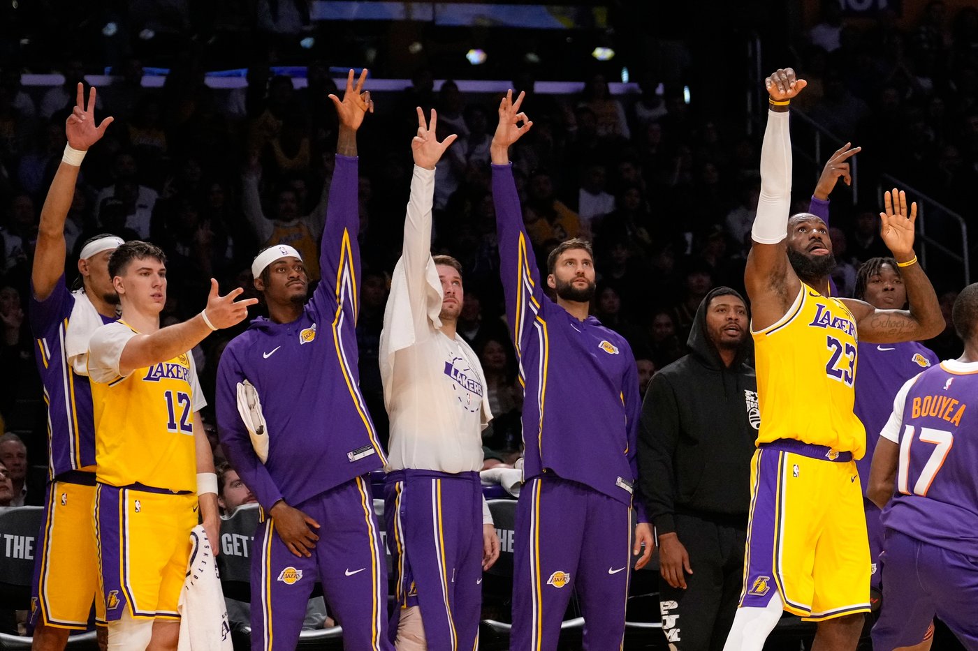 LeBron James hits 2 late free throws, Lakers beat Suns 116-114 after blowing 20-point lead | iNFOnews.ca LeBron James hits 2 late free throws, Lakers beat Suns 116-114 after blowing 20-point lead | iNFOnews.ca
