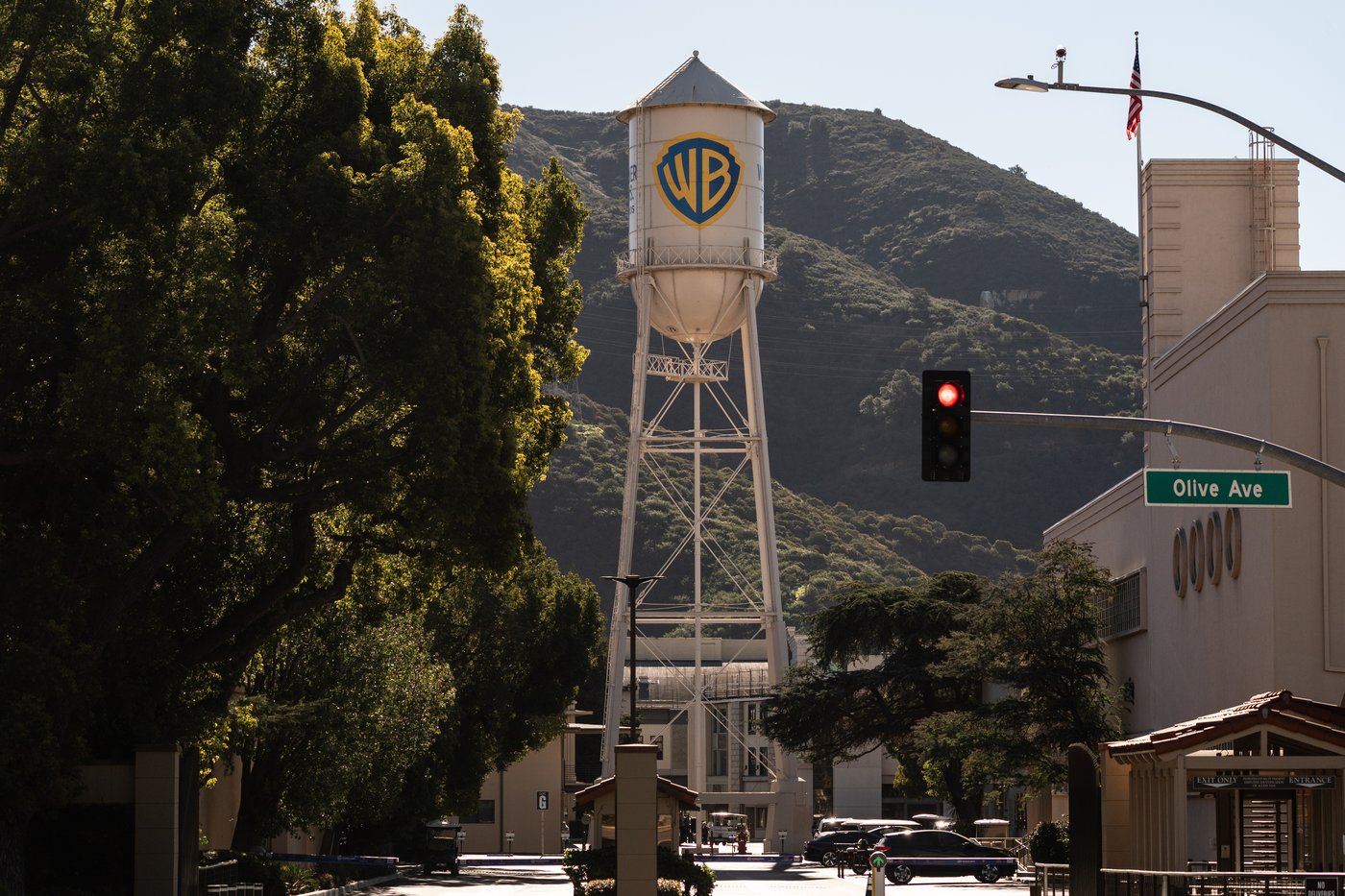 Paramount goes hostile in bid for Warner Bros., challenging a $72 billion bid by Netflix | iNFOnews.ca