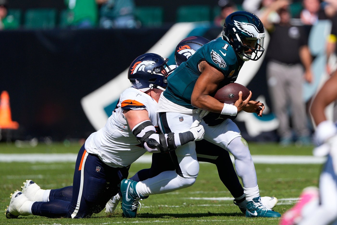 Broncos rally from 14-point deficit to hand Eagles their first loss of the season, 21-17 | iNFOnews.ca