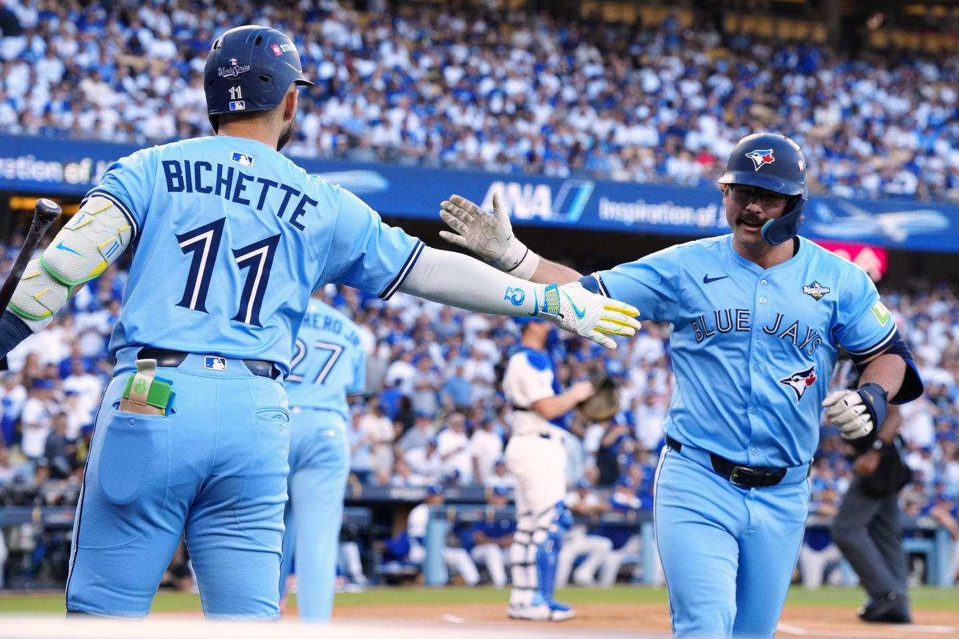 Photo Gallery: Blue Jays top Dodgers 6-1 to take 3-2 series lead | iNFOnews.ca
