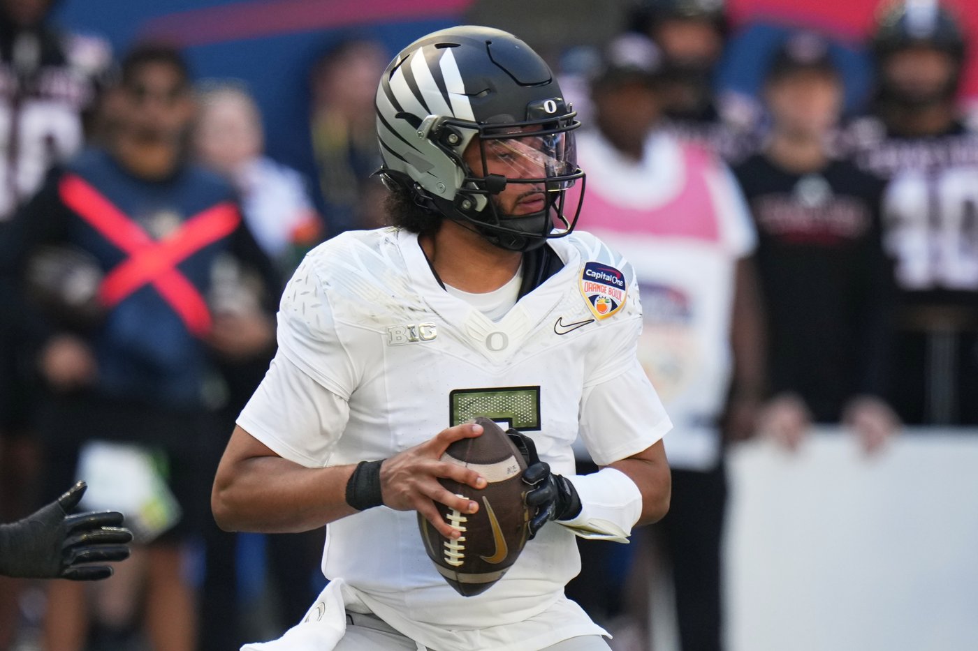 Quarterbacks Moore and Mendoza face off again as Oregon plays Indiana in the CFP semis | iNFOnews.ca