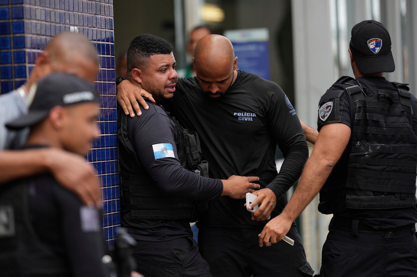 Huge Brazilian raid on Rio gang leaves at least 64 people dead and 81 under arrest | iNFOnews.ca Huge Brazilian raid on Rio gang leaves at least 64 people dead and 81 under arrest | iNFOnews.ca