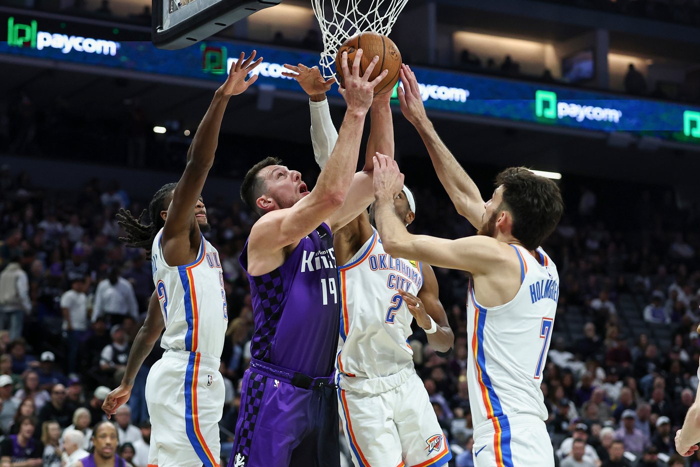 Hartenstein has 33 points and 19 rebounds to help the Thunder rout the Kings | iNFOnews.ca