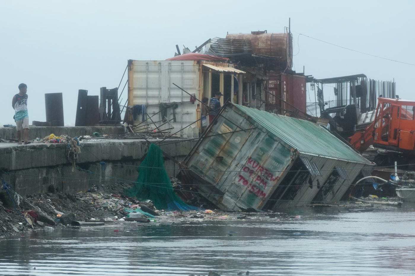 Typhoon Fung-wong blows away from the Philippines, leaving 10 dead and 1.4 million displaced | iNFOnews.ca