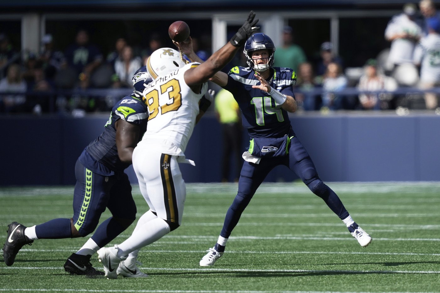 Former teammates, now productive QBs Mayfield and Darnold to face off when Bucs visit Seahawks | iNFOnews.ca