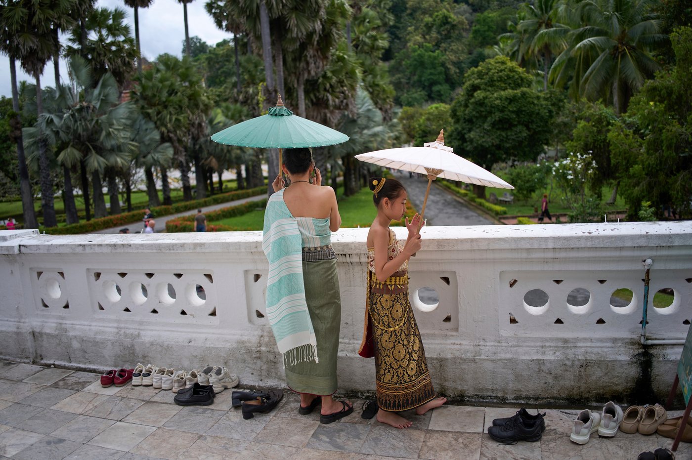 Photos of Buddhist monks in Laos praying in region littered with unexploded bombs | iNFOnews.ca