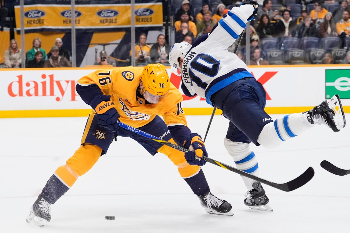 Nino Niederreiter scores twice in the Jets' 5-2 victory over the Predators | iNFOnews.ca