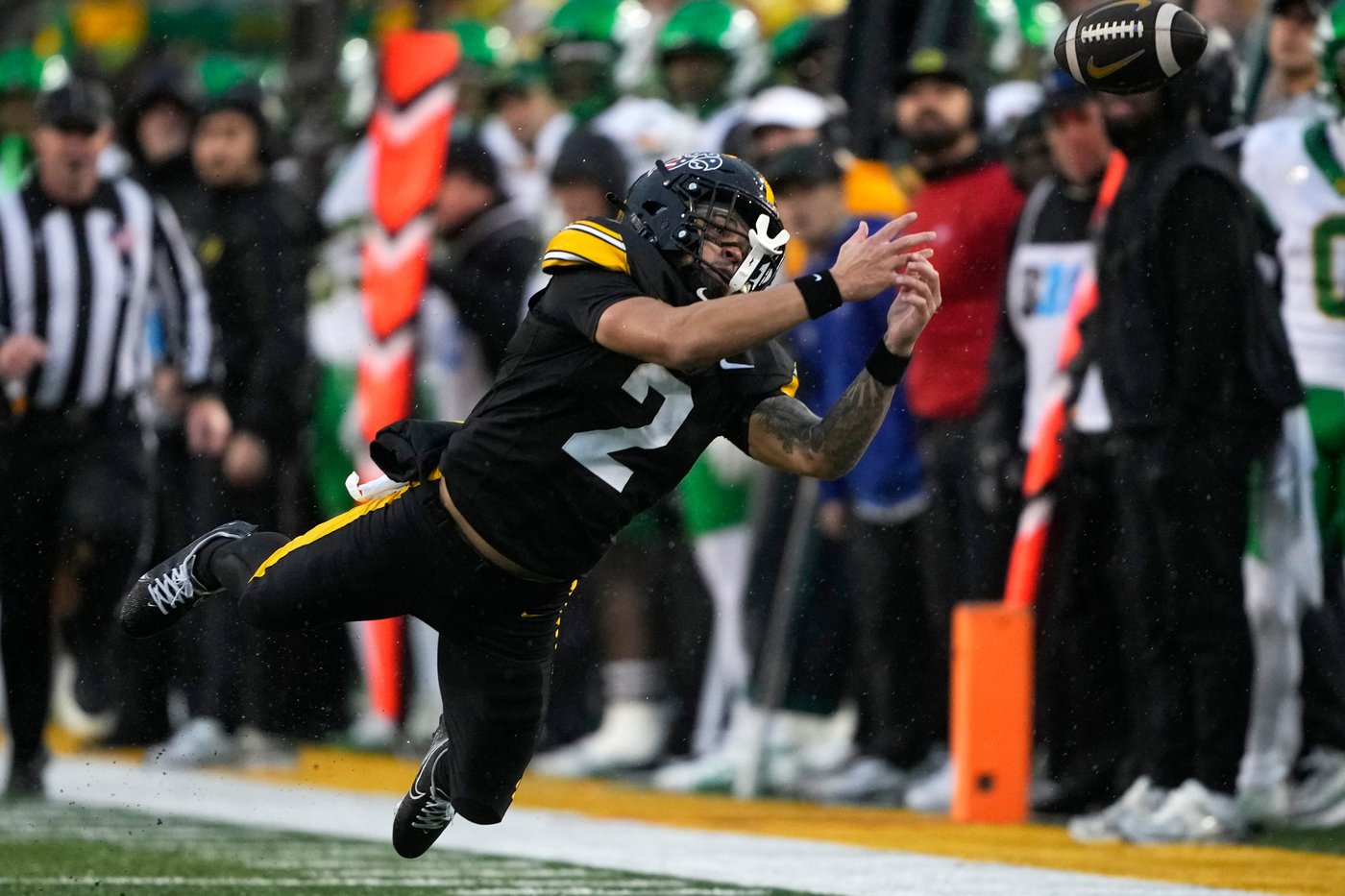 No. 6 Oregon escapes with 18-16 win over Iowa on Sappington's field goal with 3 seconds left | iNFOnews.ca