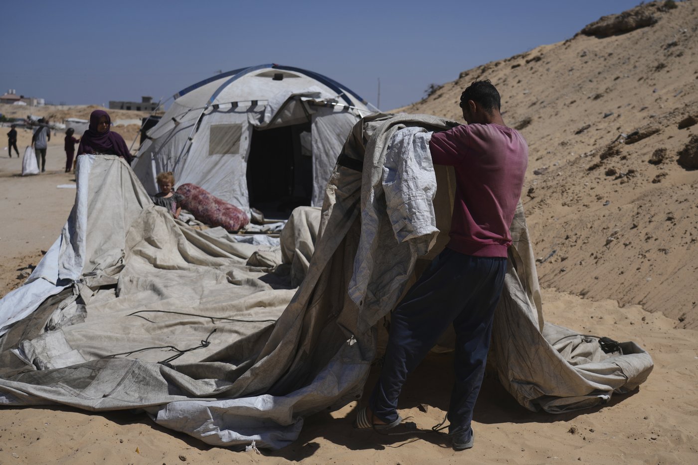 Photos of thousands of Palestinians fleeing Gaza City as Israel begins ground offensive | iNFOnews.ca