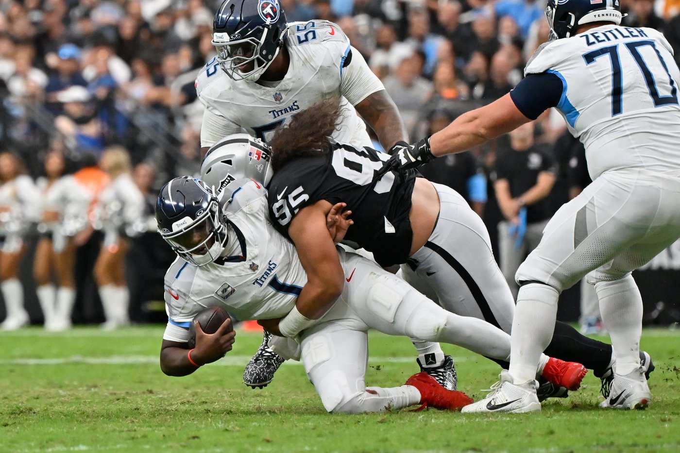 The Raiders end a 4-game skid by dominating on defense to beat the Titans 20-10 | iNFOnews.ca The Raiders end a 4-game skid by dominating on defense to beat the Titans 20-10 | iNFOnews.ca