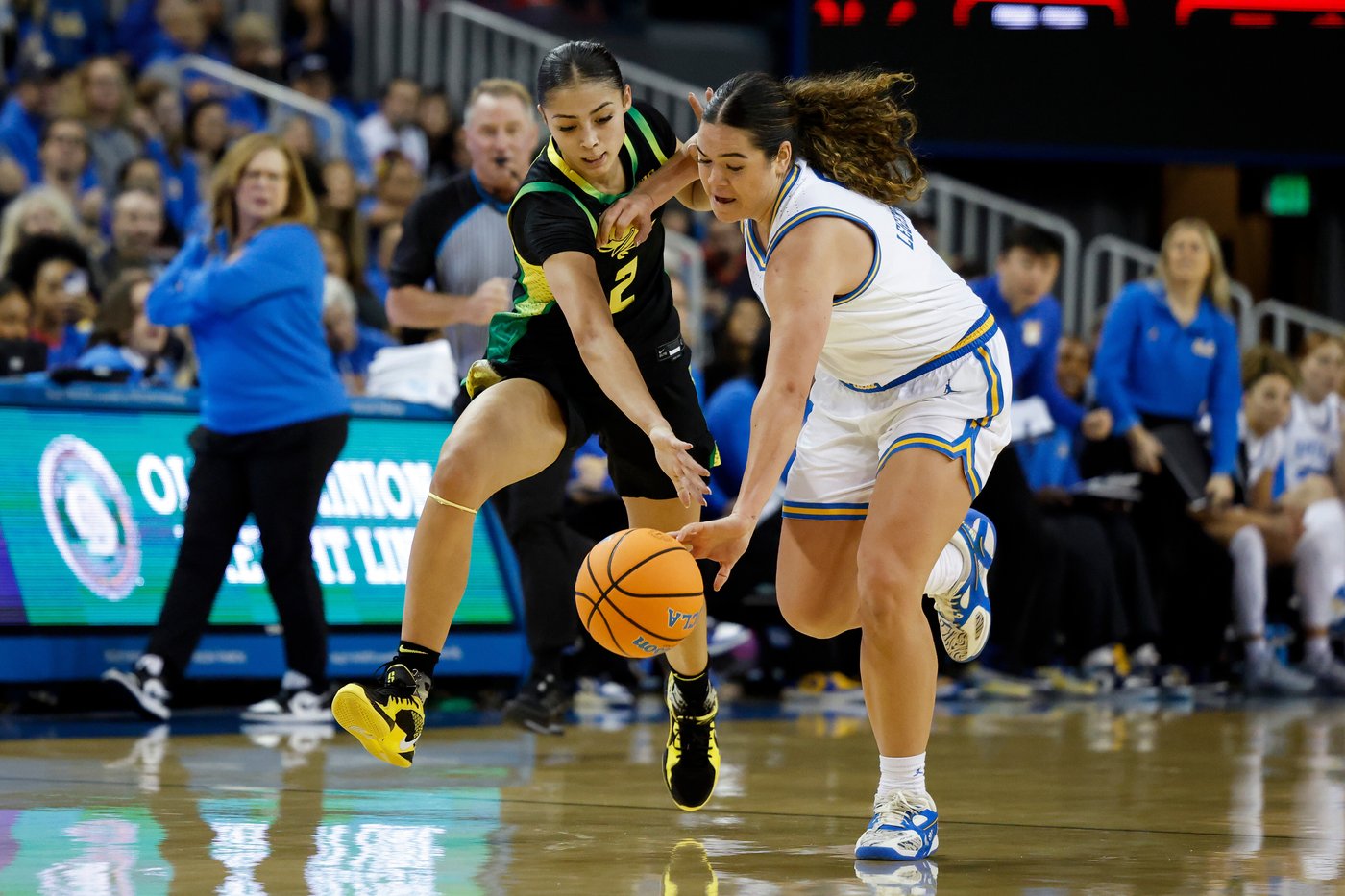 Lauren Betts leads No. 4 UCLA to 80-59 rout of Oregon in Big Ten opener | iNFOnews.ca